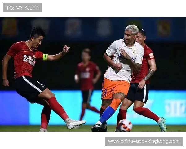 山东泰山长传渗透多次搅动禁区秩序 山东泰山长传渗透多次搅动禁区秩序